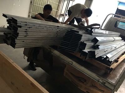 不銹鋼制品的多功能應用 圓形包邊柱、踢腳線與排水檔條